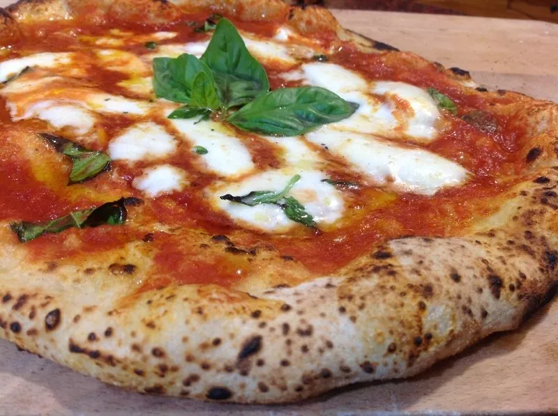 Pizza Napoletana e Street Food 2025: Guida Autentica Napoli Gastronomica