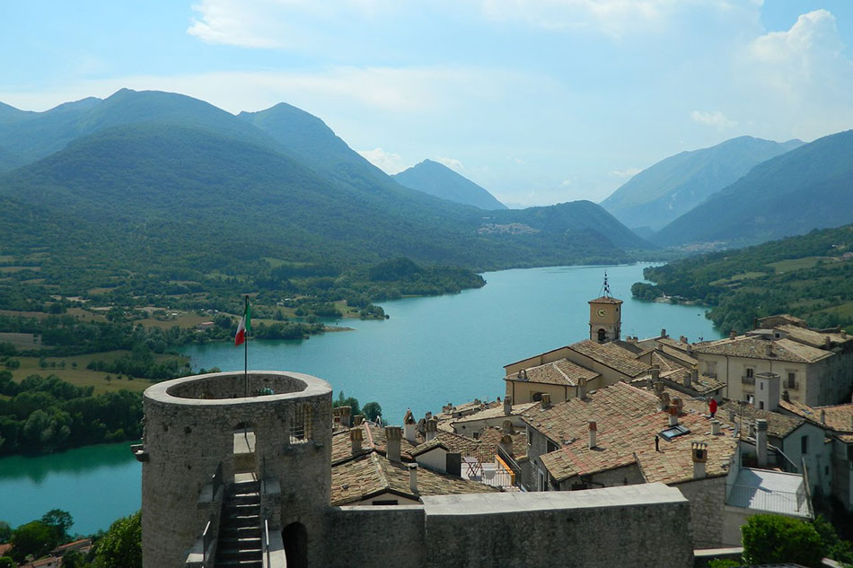 Belvedere castello Villetta Barrea panorama